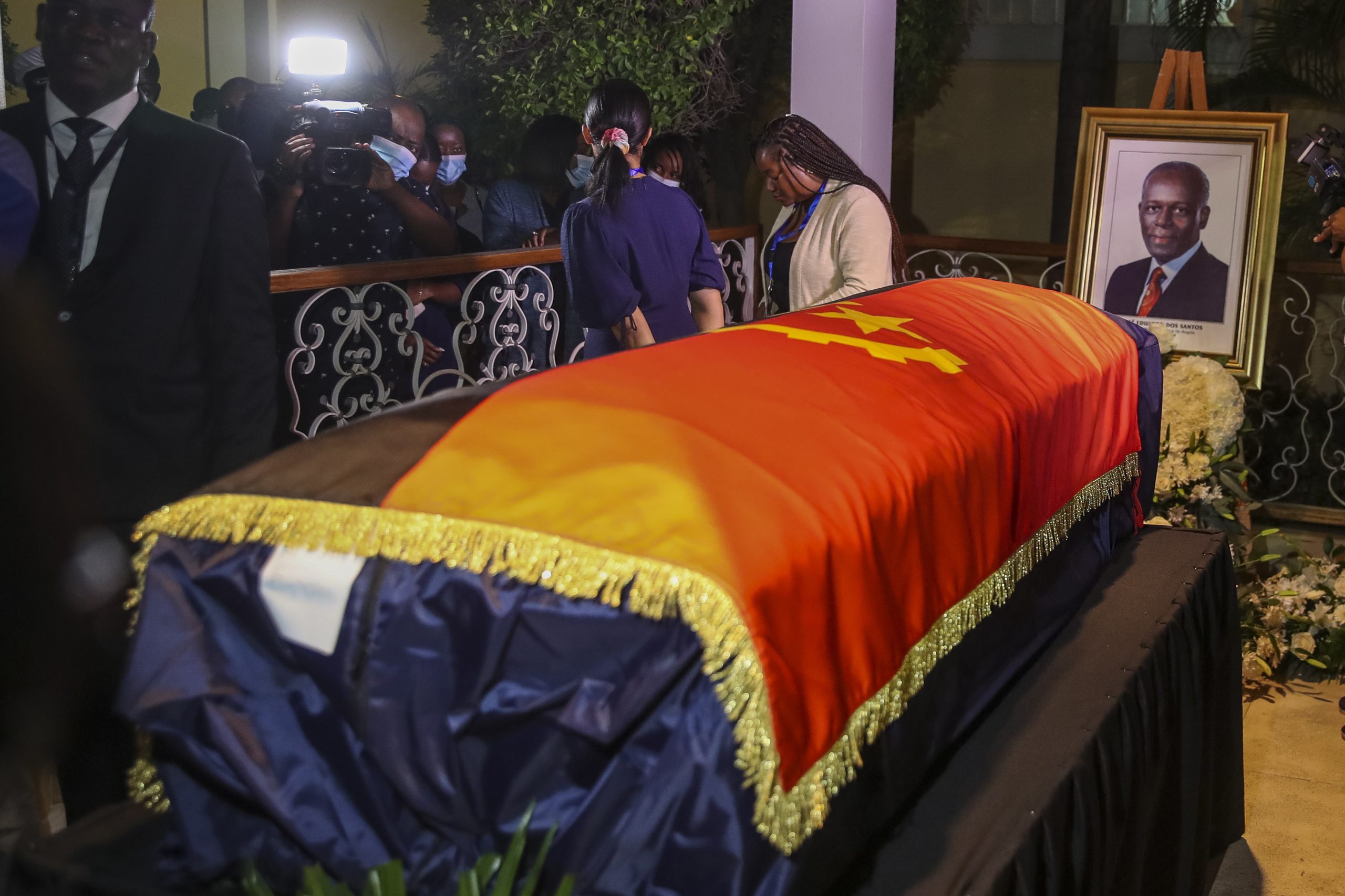 看世界／安哥拉前总统葬礼争议告一段落 遗体运返家乡