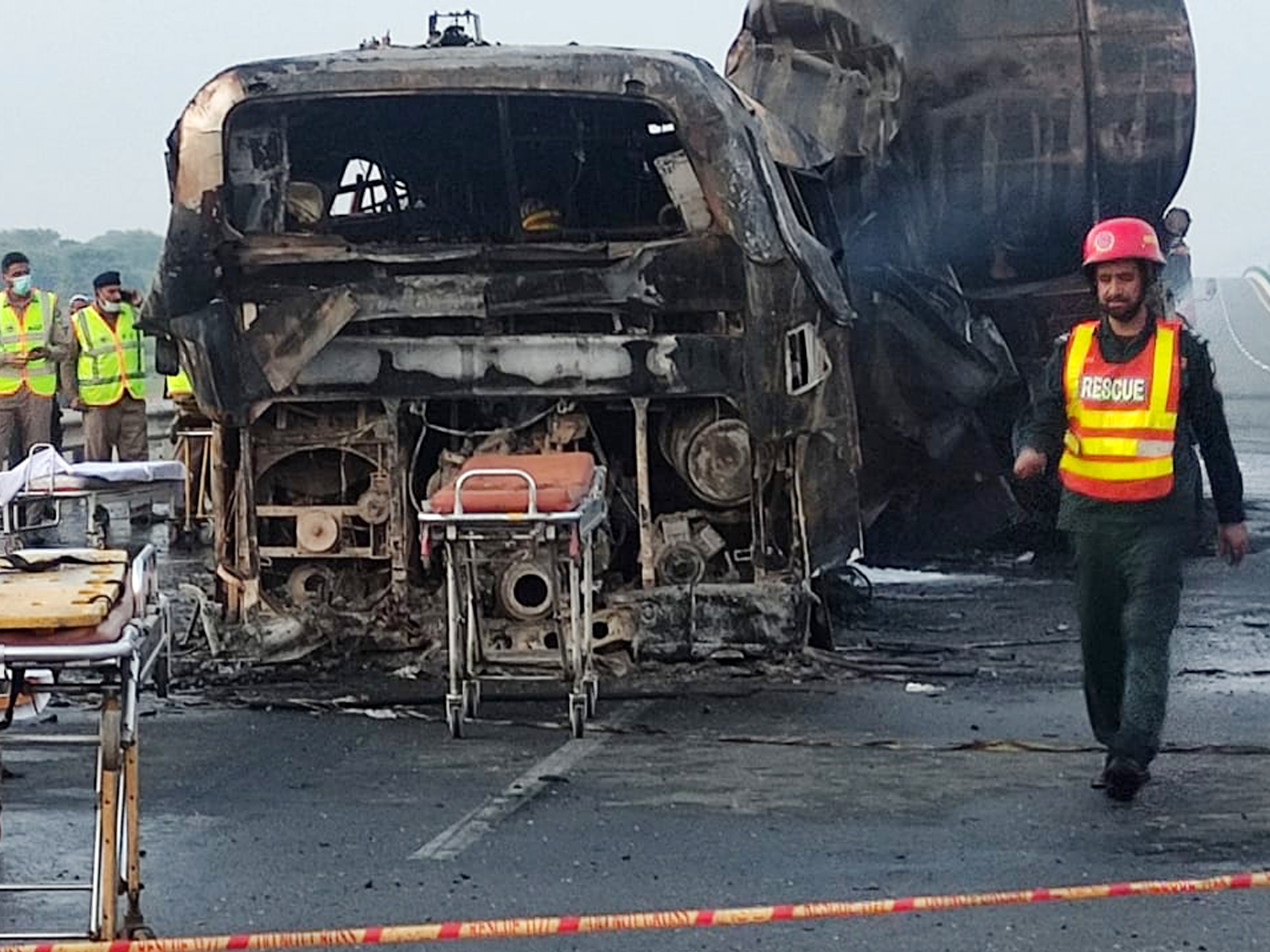 看世界／巴基斯坦一巴士与油罐车相撞起火致20人死亡