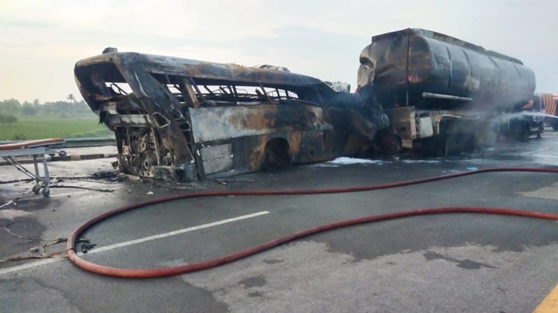 巴基斯坦一巴士与油罐车相撞起火20人死