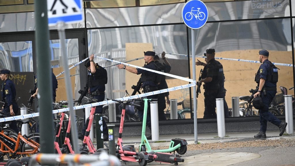 瑞典购物中心枪击1死1伤 警捕1少年
