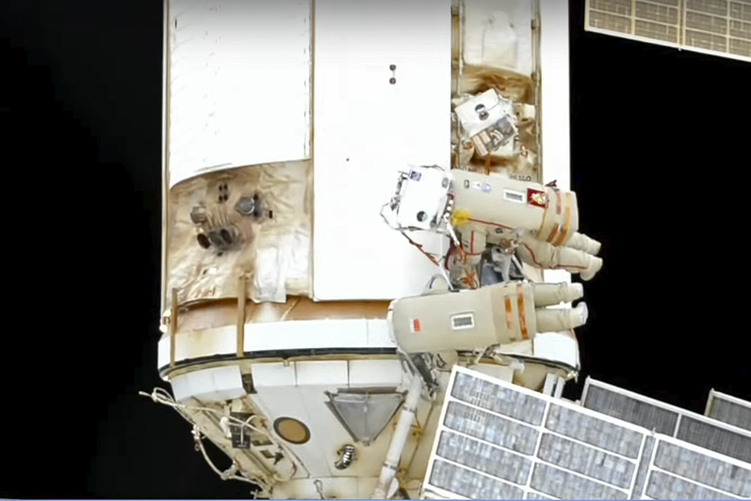 看世界４　太空衣电源出问题 俄太空人结束舱外任务