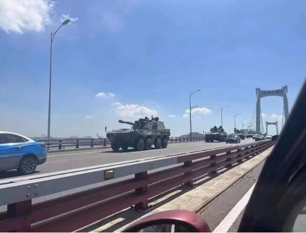 网传厦门集结大规模解放军 马路惊现整排八轮装甲车