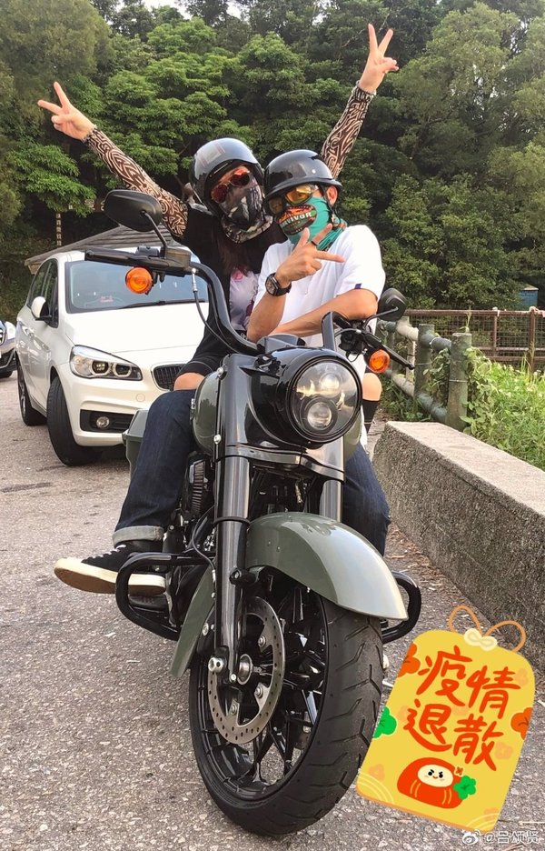 网民炫耀单手驾摩托玩手机  吕颂贤公开训斥获赞骂得好