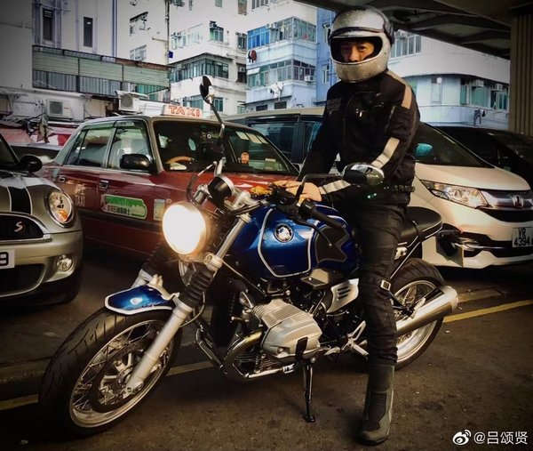 网民炫耀单手驾摩托玩手机  吕颂贤公开训斥获赞骂得好