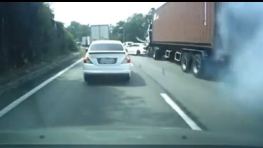 视频 | 罗里驶出隧道遇塞车！猛撞轿车冲入渠