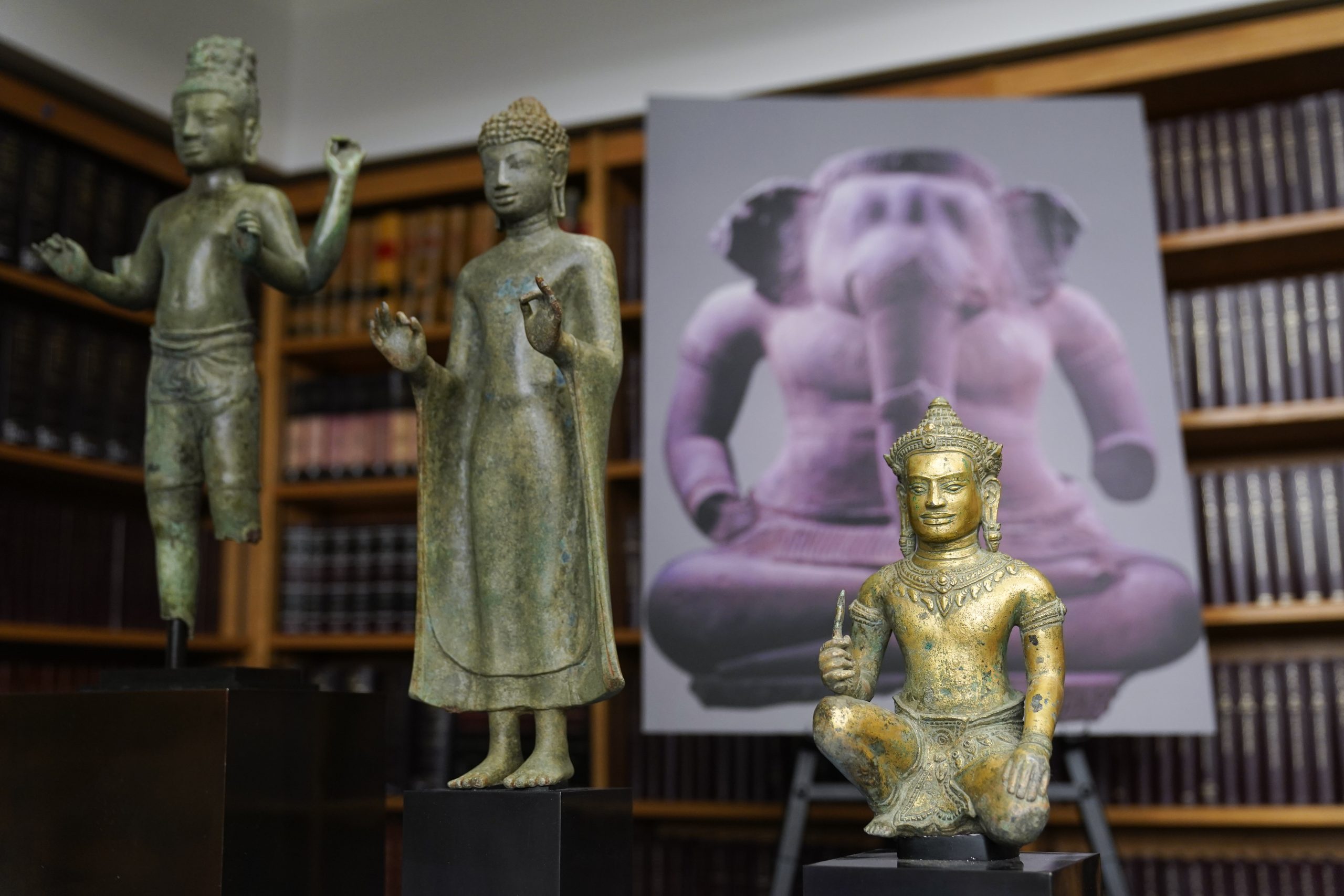 美国归还柬埔寨30件古文物