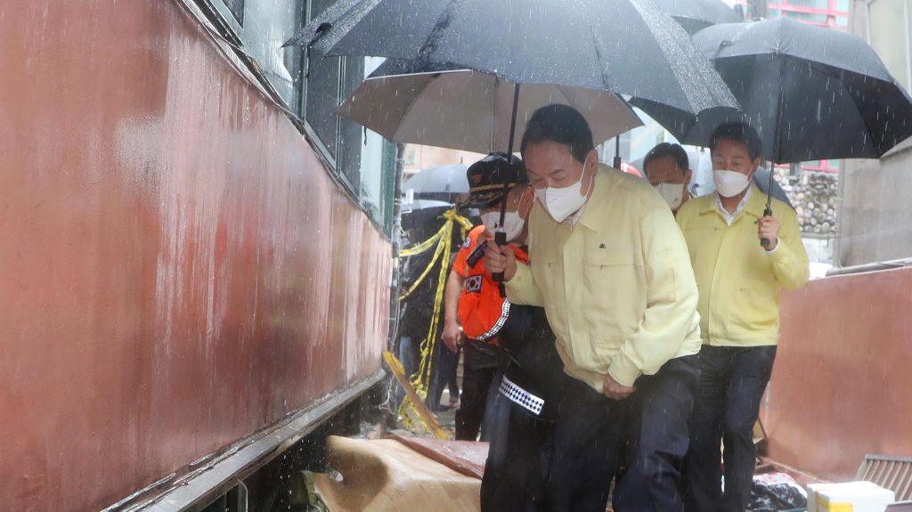 韩国首尔洪涝 | 自家周围也淹水  尹锡悦被讽不住青瓦台