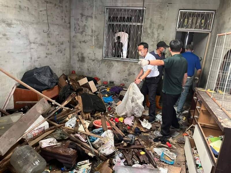 蟑螂、老鼠满街乱窜……台湾一民宅清出10多车垃圾