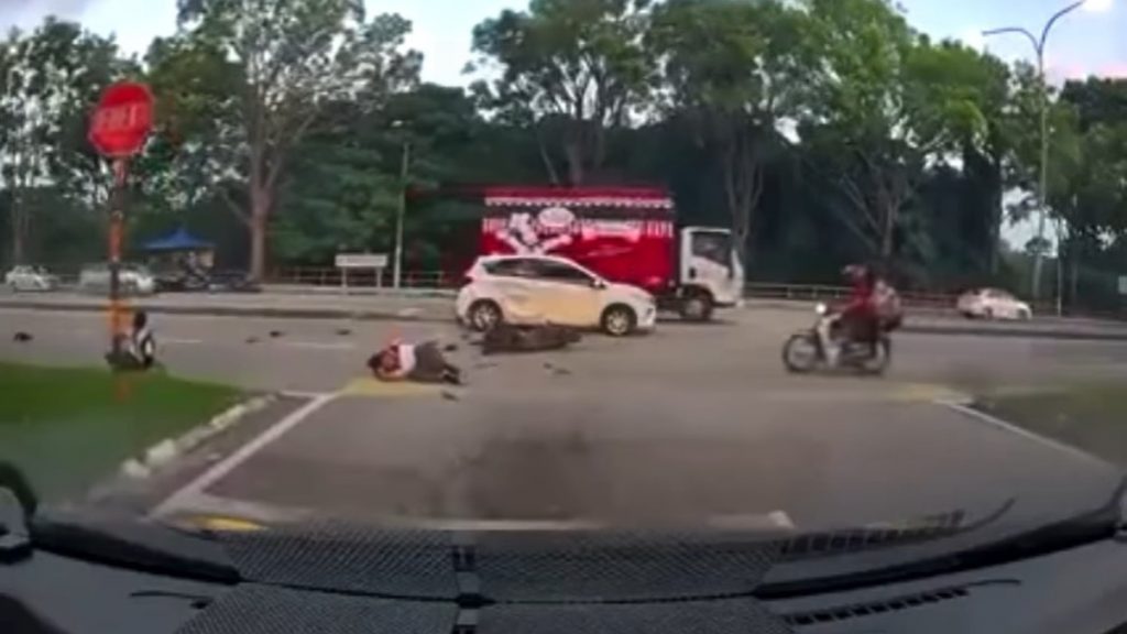 视频 | 驾摩托没戴头盔！2中学生撞上Myvi重摔地面