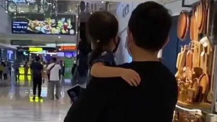 视频 | 女童在商场与家人走散吓哭 幸遇好心姐弟施援