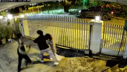 視頻|小偷被發現翻牆逃 屋主追打拽他下牆