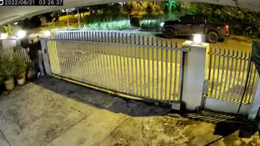 視頻|小偷被發現翻牆逃 屋主追打拽他下牆