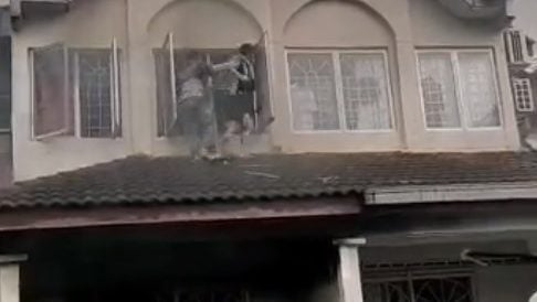 视频 | 惊见隔壁屋起火冒烟 2外劳英勇砸窗救人
