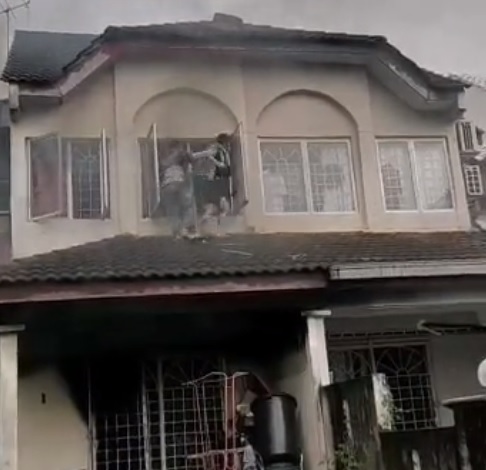 视频|惊见隔壁屋起火冒烟 2外劳英勇砸窗救人