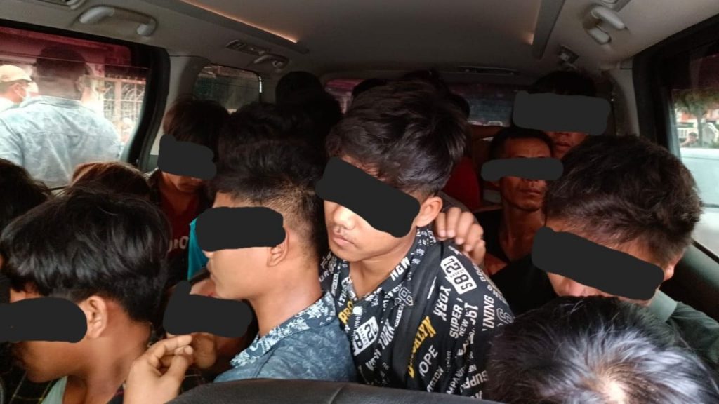 17岁少年为赚钱贩运人口 警捕25非法入境缅甸男女