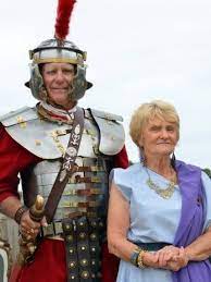 退休夫妇建罗马要塞　每月体验古人生活2