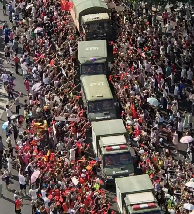 重庆市民夹道欢送增援消防员 网民感叹：中国独有场面