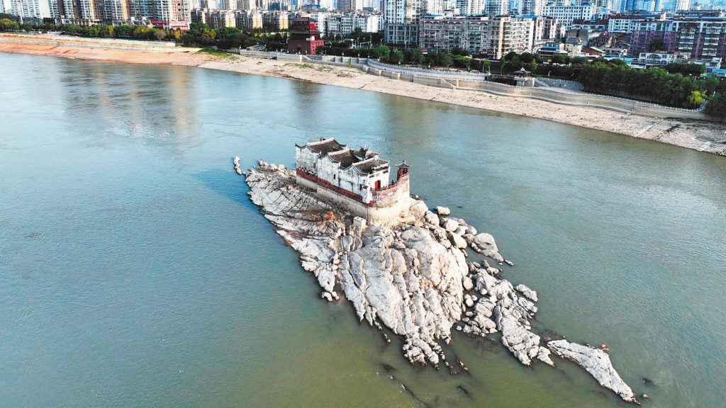 长江鄂州段水位跌至新低 700年历史“长江第一阁”露真容