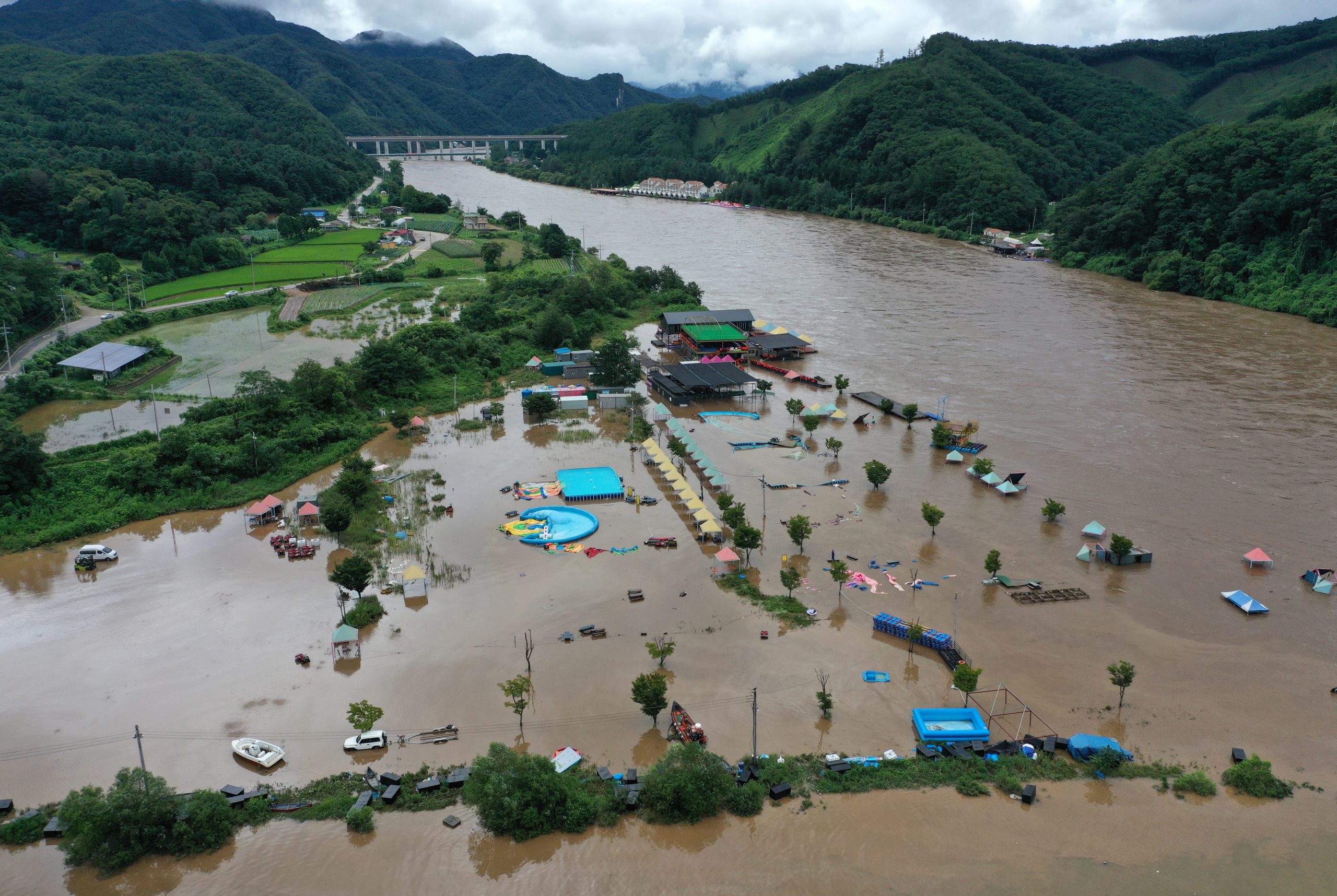 韩国首都圈暴雨增至9人死亡　单日雨量破百年纪录   