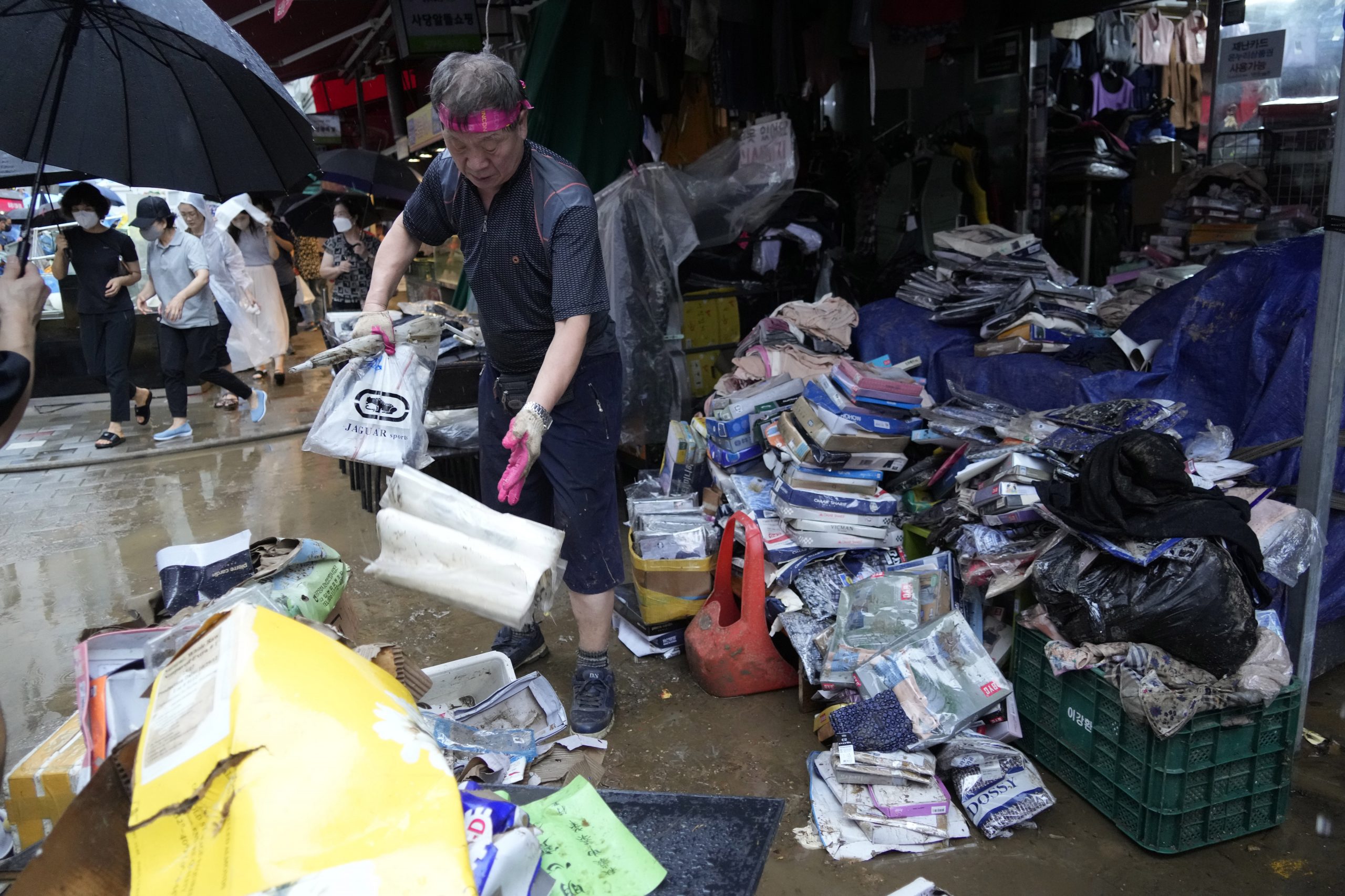 首尔洪水8死6失踪9伤 气象局:预计会有更多降雨