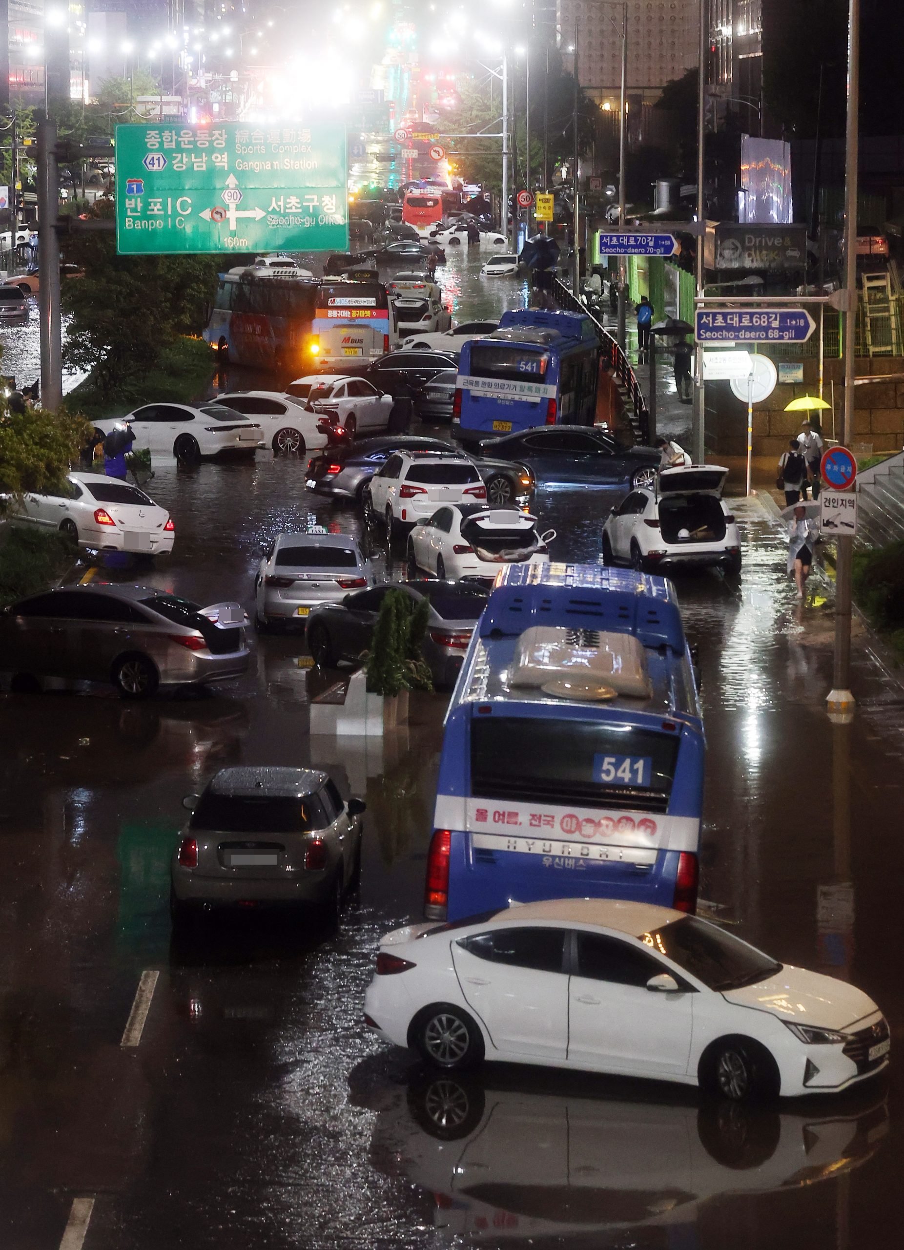  首尔首都圈80年来罕见暴雨 洪水吞车地铁站现“大瀑布”7死6失踪