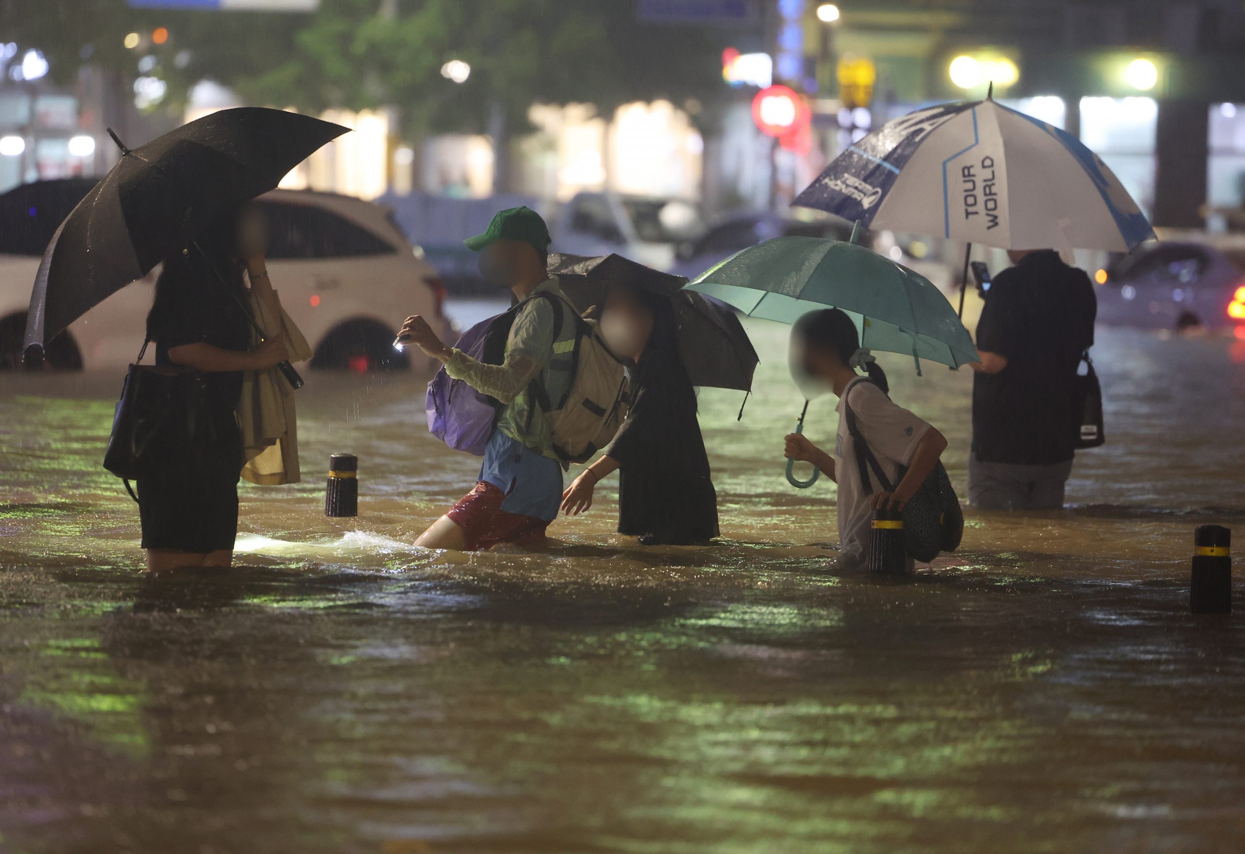  首尔首都圈80年来罕见暴雨 洪水吞车地铁站现“大瀑布”7死6失踪