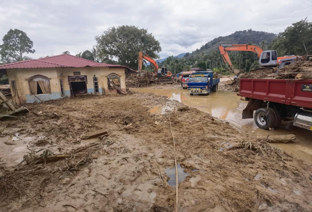   （全国版）居邦甘榜依布维发生的山洪暴发导致损失2590万令吉吞噬3条性命和  造成17家被摧毁