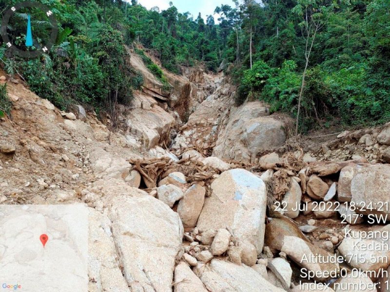   （全国版）居邦甘榜依布维发生的山洪暴发导致损失2590万令吉吞噬3条性命和  造成17家被摧毁