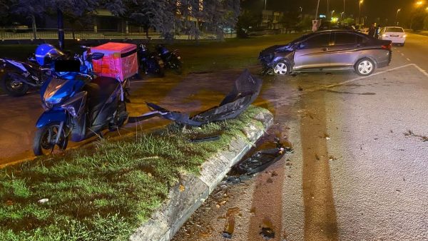 疑闯红灯被车撞   摩托骑士当场毙命