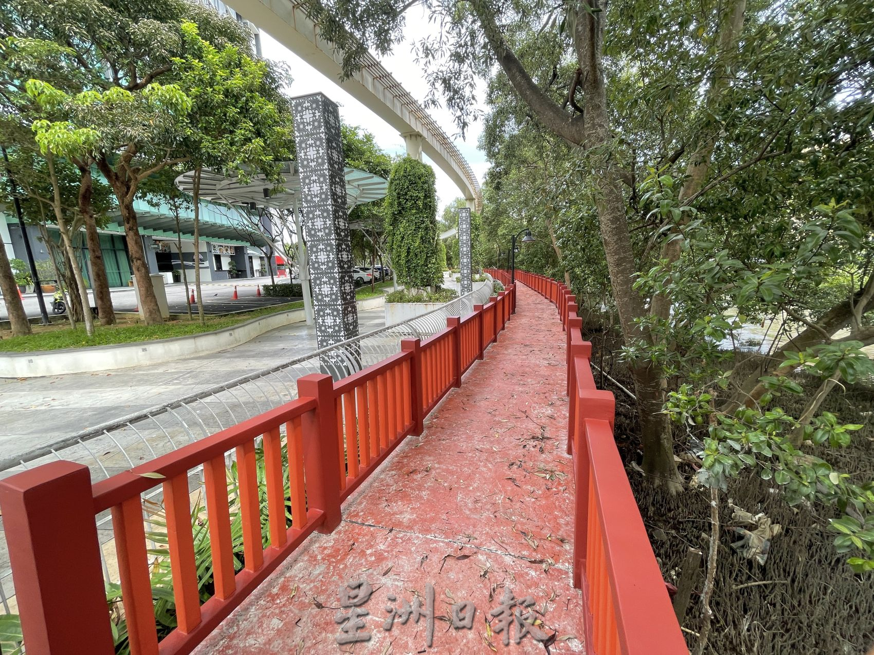 （古城第二版主文）红树林木桥维修部分“终于”刷上红漆