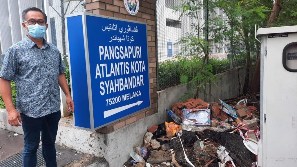 承包商没善后制造垃圾堆   旧告示牌碎砖弃空地