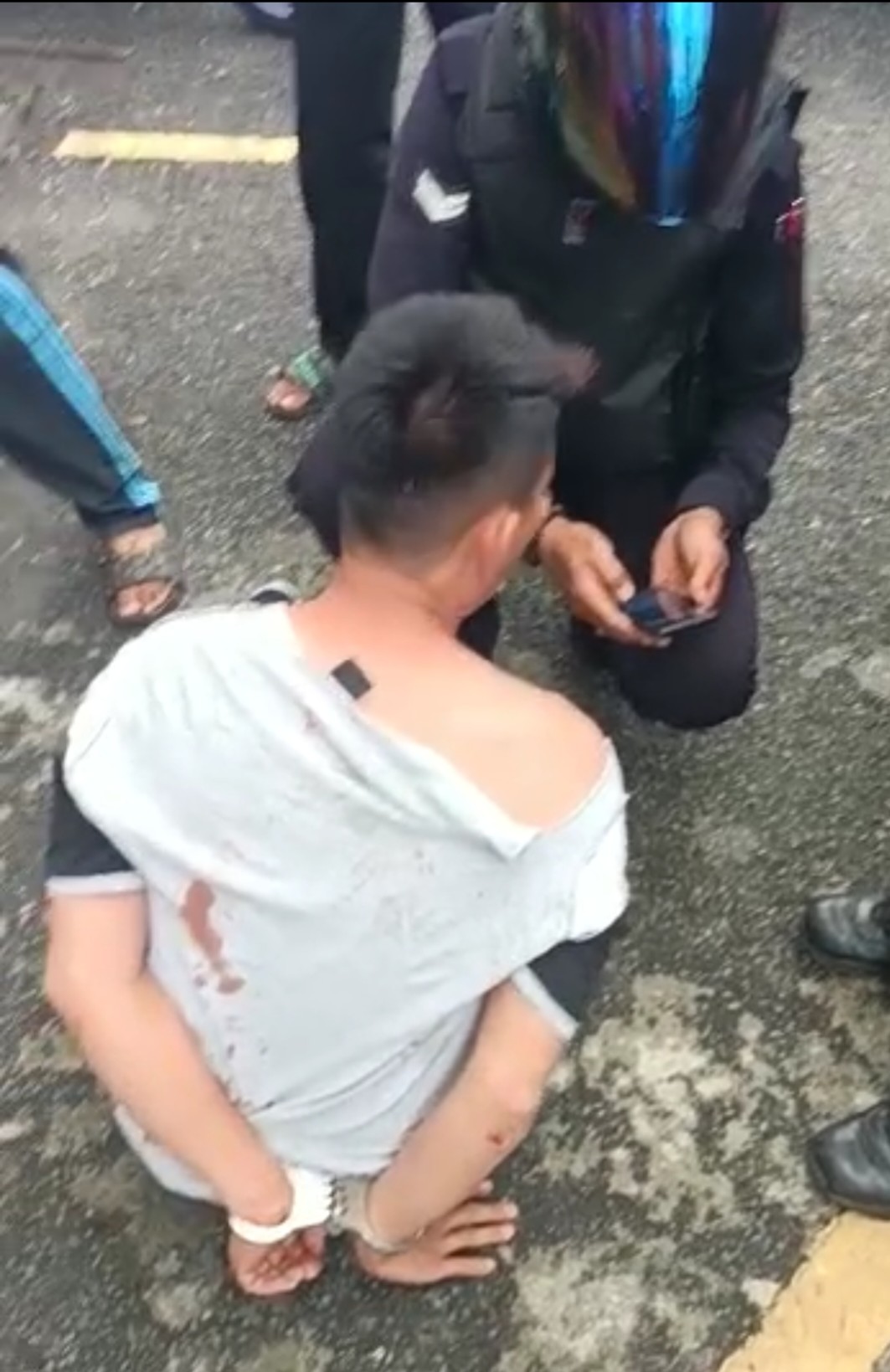 （大北马）华男双手被手铐扣脸挂彩，警证实嫌犯企图偷摩托被围捕