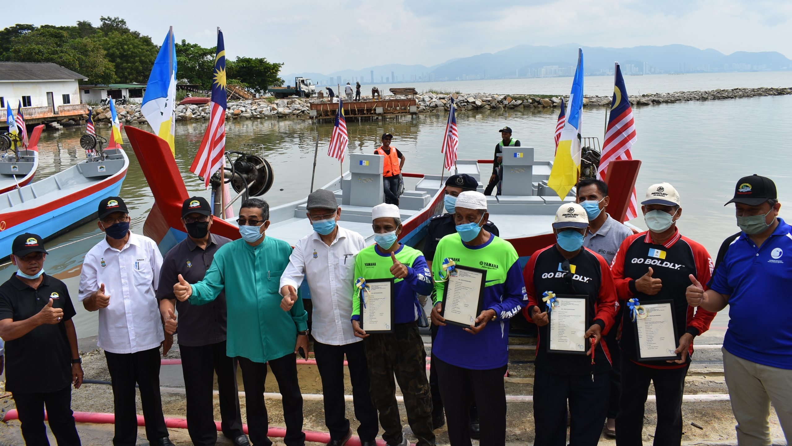 （大北马）槟州政府兑现承诺移交渔船给槟岛南部渔民