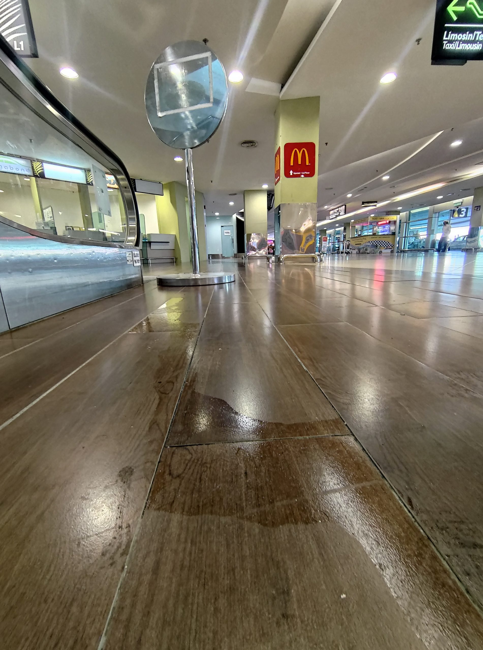 （大北马）槟机场卫生有改善，垃圾污渍很快被清理
