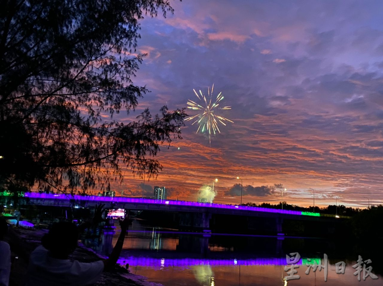 （大北马）横跨北赖河的东姑桥栏杆首次被披上变色彩灯喜迎国庆日。