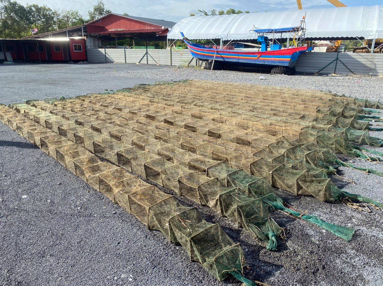 （大北马）玻海事执法机构在双弄港口海域充公40龙鱼筌笼