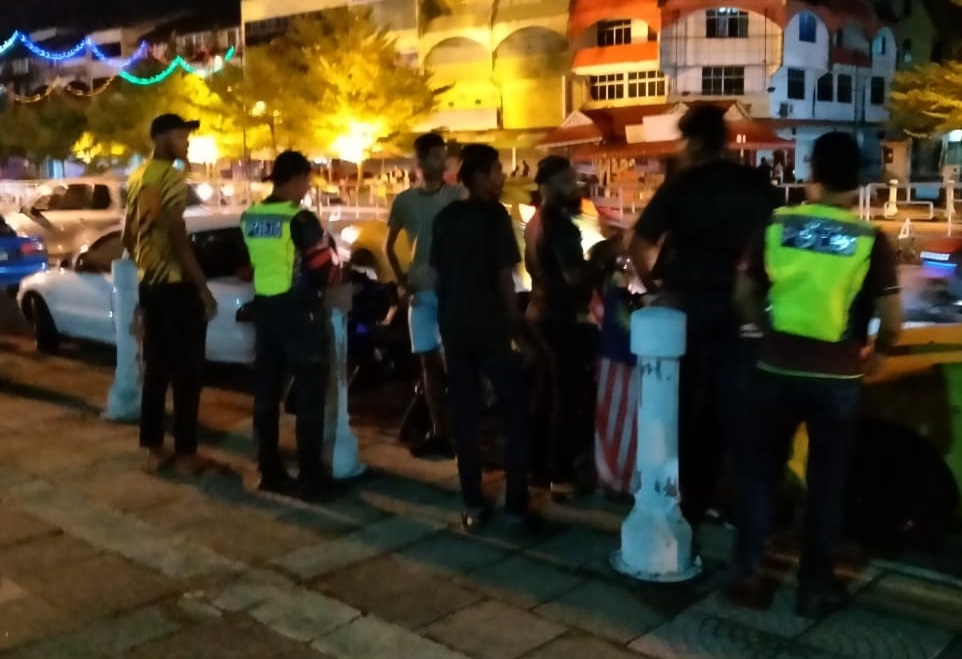 瓜拉姆拉宗教局执法官员取缔穆斯林幽会行动结果逮捕到10名男女情侣在酒店幽会