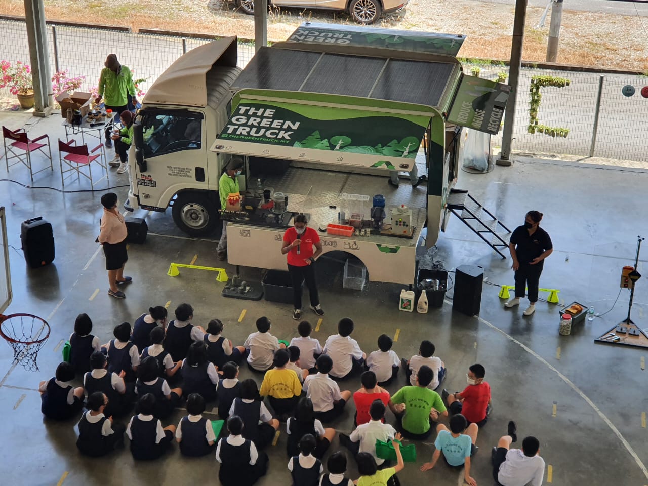 +（大北马）绿色卡车开抵醒侨校园，宣导学生3R概念。