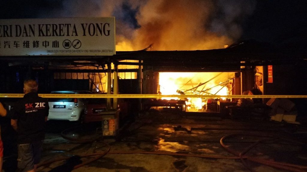 修车厂失火，火势蔓延烧毁4间店面