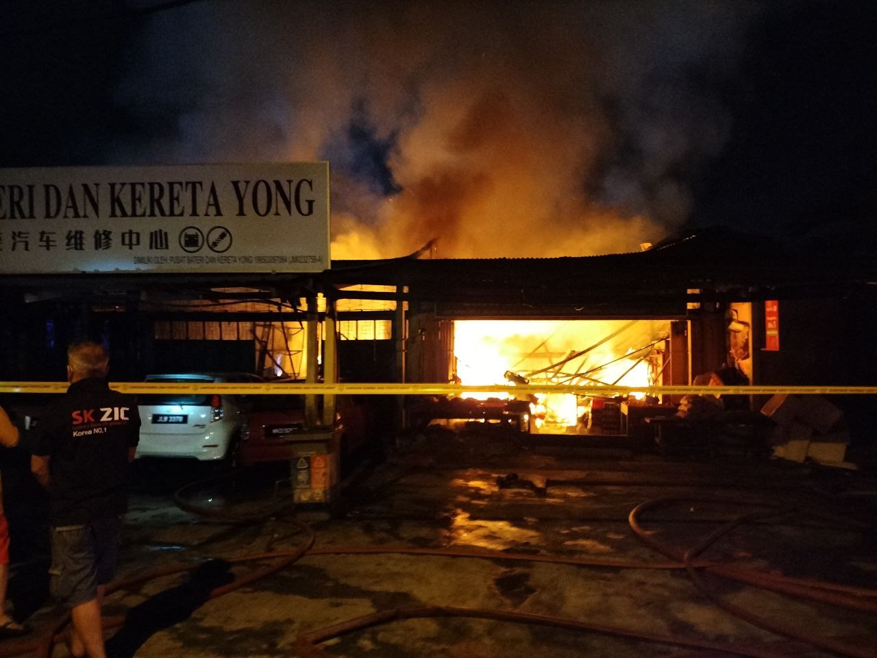 修车厂失火，火势蔓延烧毁4间店面