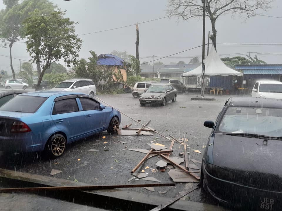 （已签发）柔：柔佛再也区多个路区遭暴风雨袭击，树倒屋顶被掀