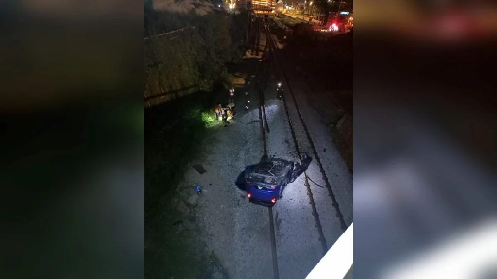 汽车失控坠离地9米深火车轨道，司机轻伤送院治疗