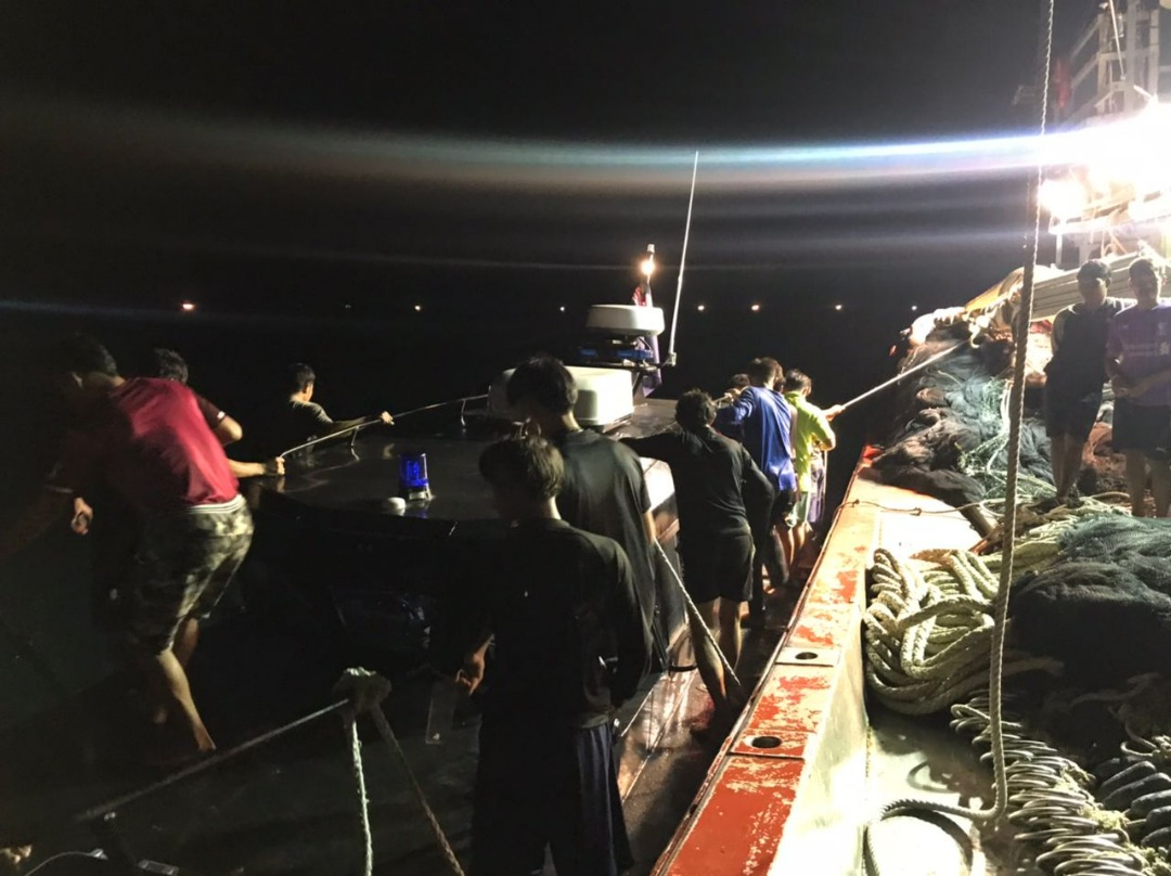 （已签发）柔：渔船海上作业突起火，其他渔船赶至救出20名船员
