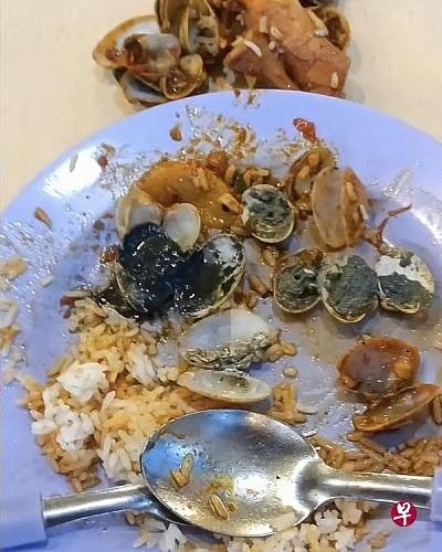 男子吃杂菜饭 蛤蜊内满是泥