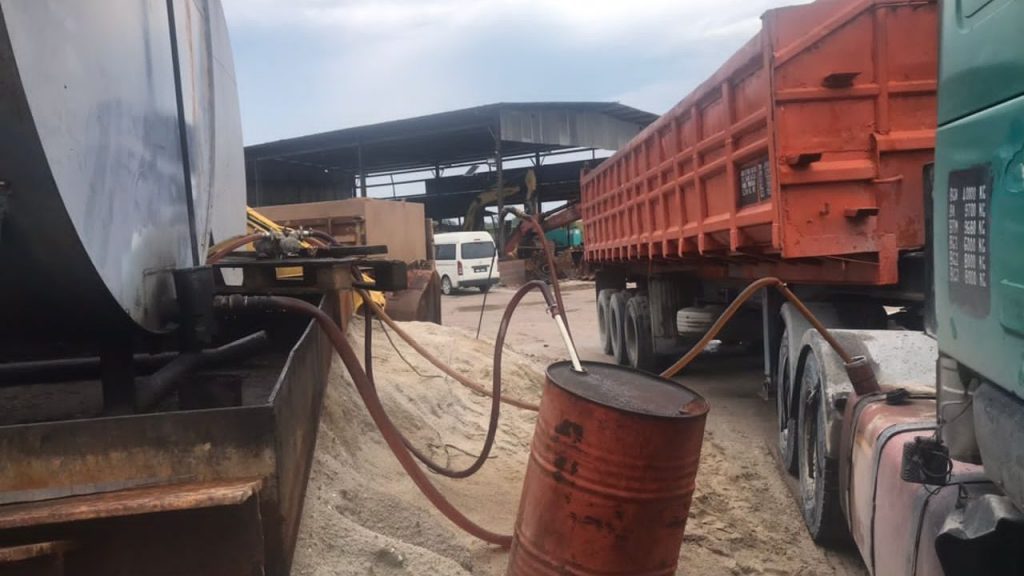 2挖沙厂暗藏津贴柴油 当局起获3万5400公升津贴柴油