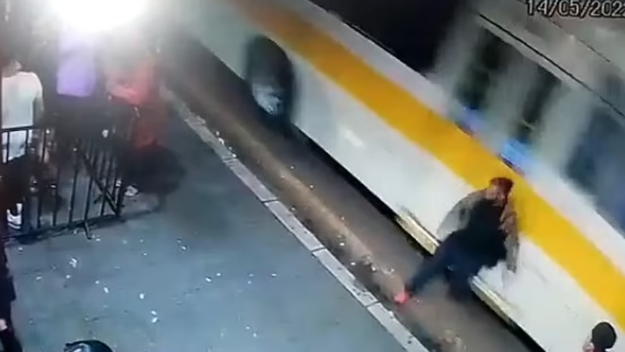 视频 | 路边吵架被陌生人踹飞！男下秒惨碾入巴士轮胎