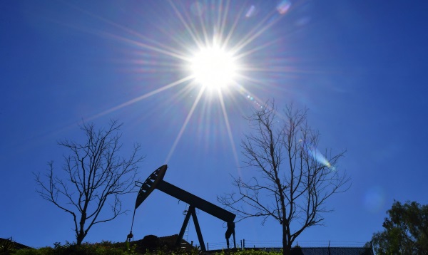 油价前景 IEA看好石油需求  油盟看衰