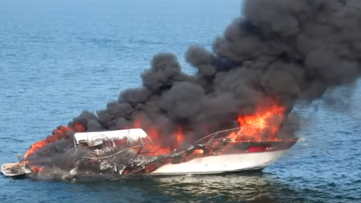 日本广岛观光船被烧毁沉没 黑烟狂窜画面曝 疑发电机起火