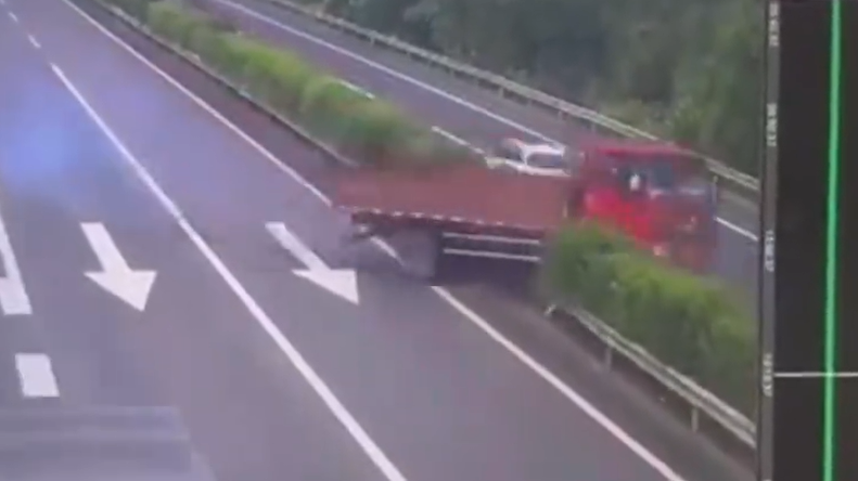 视频 | 大货车突冲破护栏猛撞！轿车半边车顶尽毁3死