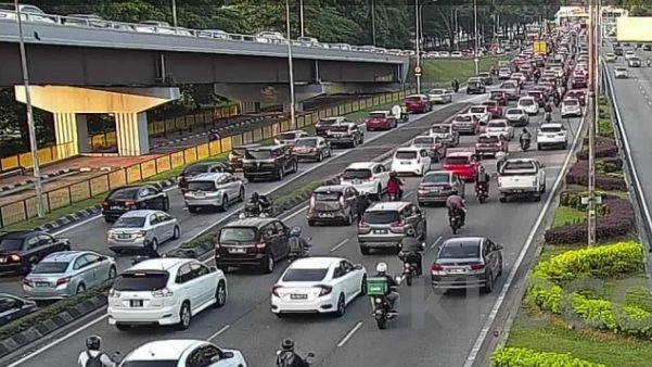 交通情报 | 古晋路交通拥挤·梳邦机场路因有车祸造成路段现车龙